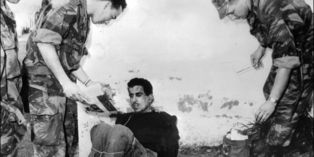 Les parachutistes du colonel Bigeard interrogent, le 14 mars 1957, Omar Merouane, soupçonné d'avoir commis de nombreux attentats, pendant la guerre d'Algérie.